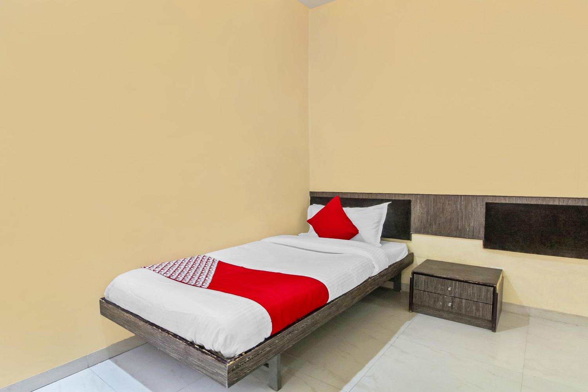 Hotel O Priyanka Residency Solapur Bagian luar foto